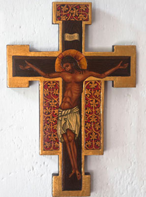 Ikona przedstawiająca Jezusa na krzyżu malowana techniką tempery jajecznej na desce w kształcie krzyża ze złoceniami.